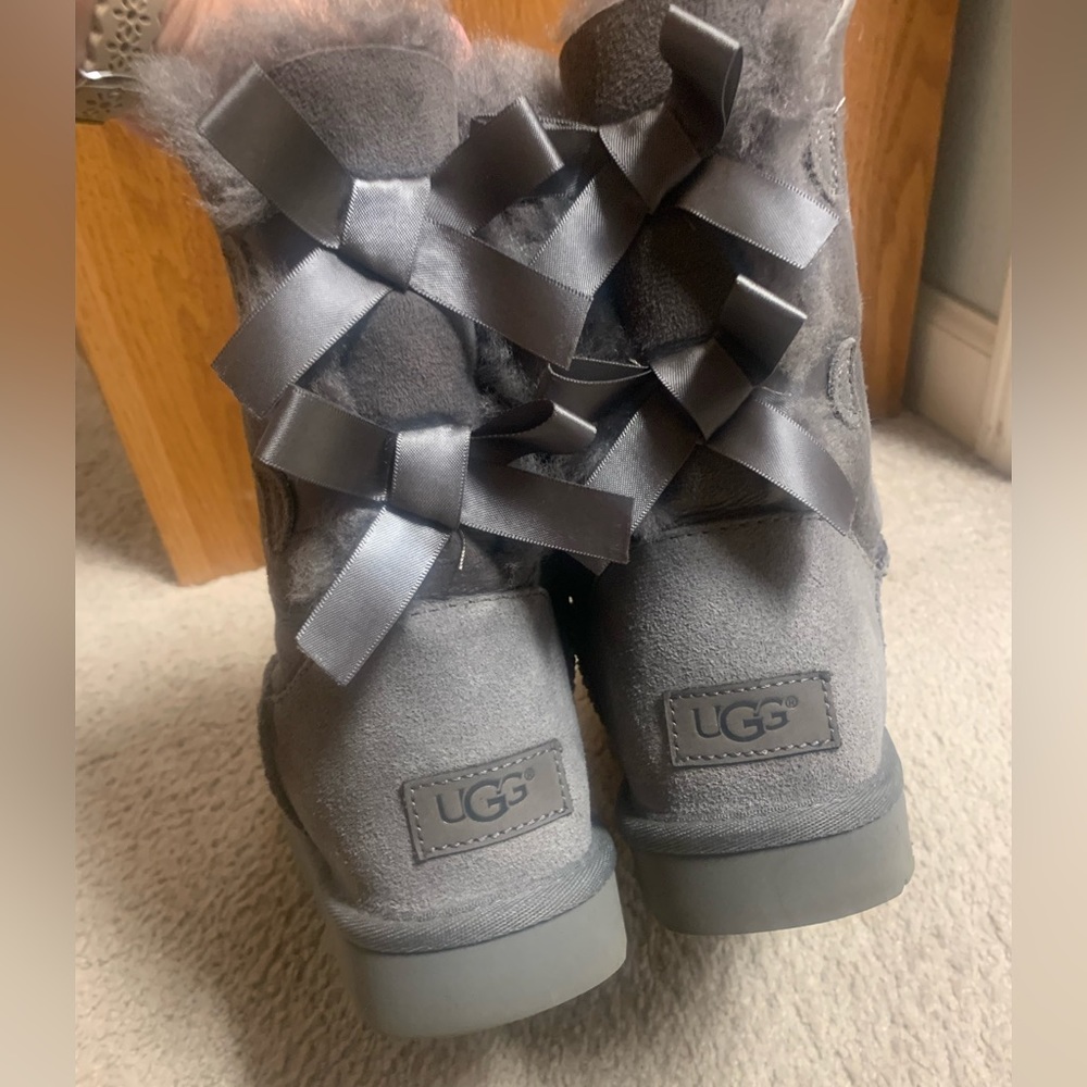 UGG Women’s Bailey Bow II boots - grey - size 7. Excellent condition.